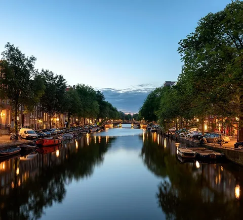The Singel canal encircled the city in the Middle Ages. It served as a moat around the city until 1585, when Amsterdam expanded beyond the Singel.
