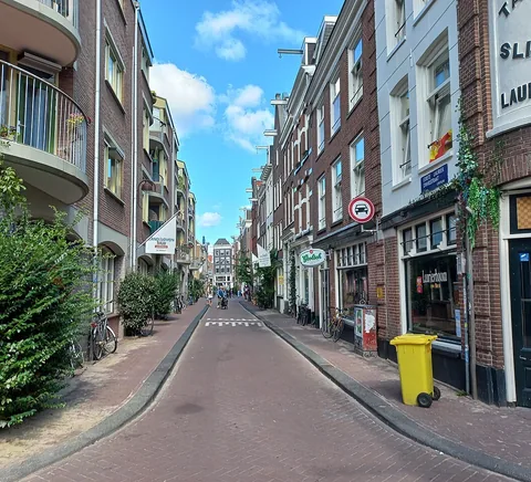 Nederlands: Impressie Eerste Laurierdwarsstraat met op achtergrond Eerste Rozendwarsstraat, Amsterdam, Jordaan
