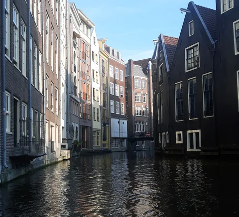 English: Oudezijds Voorburgwal canal in Amsterdam