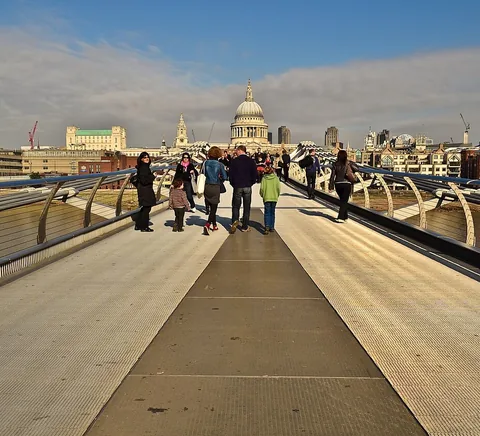 London's Millennium Bridge leads from the Tate Modern on the south side to St Paul's Cathedral on the north side.